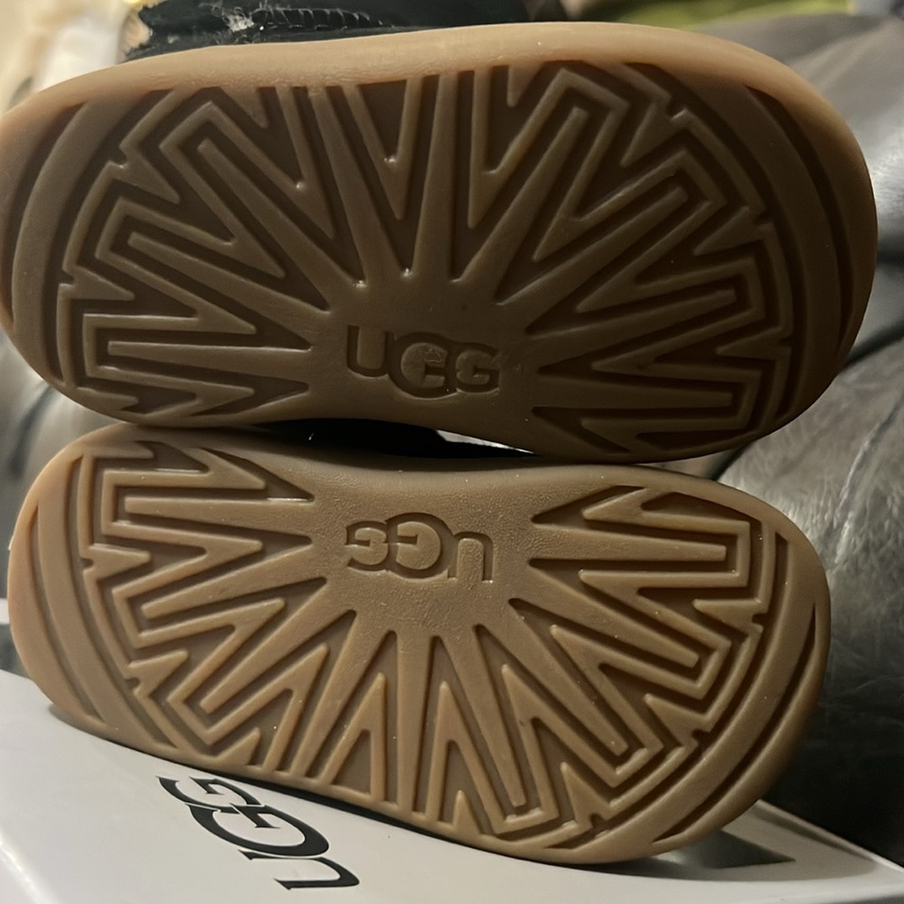 Ugg - Picture 3 of 3